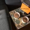 Stijlvolle kiezelvormige salontafels in een modern interieur, met zachte lijnen en organische vormen.
