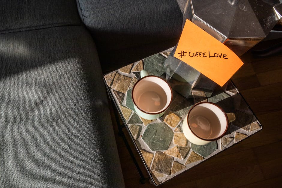 Stijlvolle kiezelvormige salontafels in een modern interieur, met zachte lijnen en organische vormen.