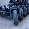 Een moderne brommobiel op een zonnige dag, ideaal voor mobiliteit zonder autorijden.