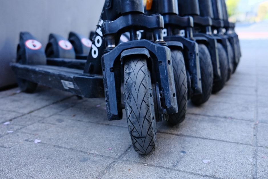 Een moderne brommobiel op een zonnige dag, ideaal voor mobiliteit zonder autorijden.
