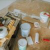 Professioneel herstel van beschadigde epoxyvloeren in een moderne woning.