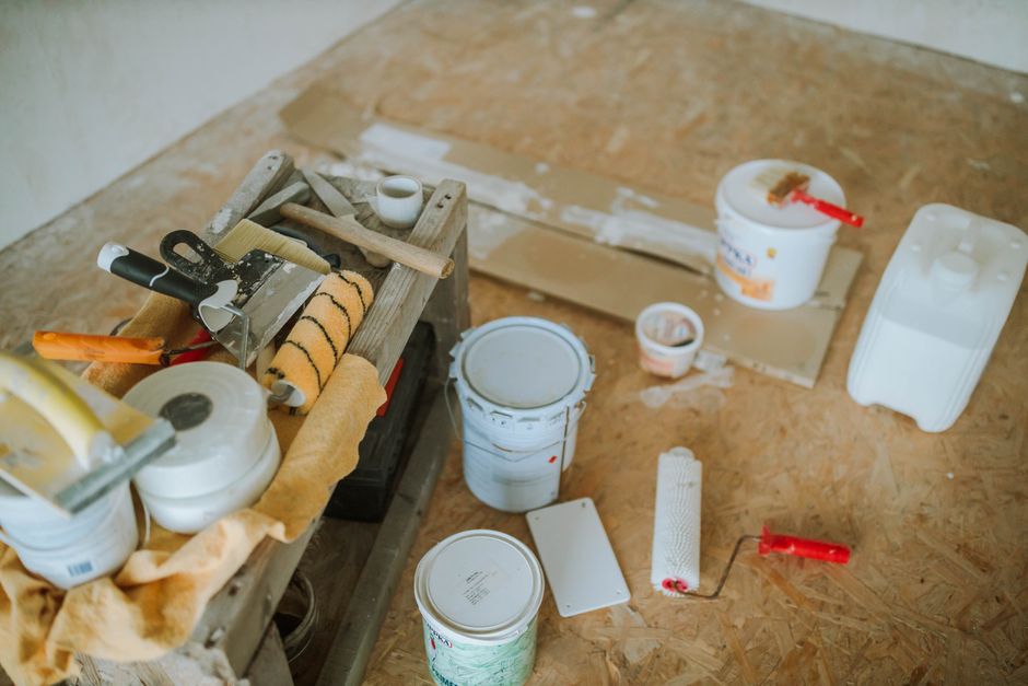 Professioneel herstel van beschadigde epoxyvloeren in een moderne woning.