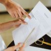 Een werknemer aan het werk met een detacheringscontract in een kantooromgeving, symboliserend flexibiliteit en samenwerking.