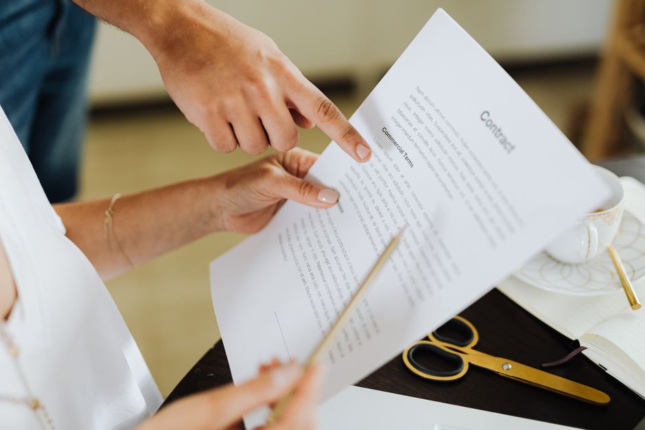 Een werknemer aan het werk met een detacheringscontract in een kantooromgeving, symboliserend flexibiliteit en samenwerking.